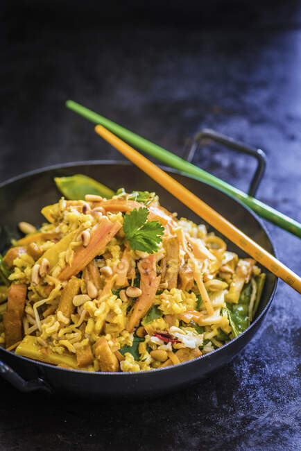Curry tailandés vegano con verduras, coco, tiras de asado de soja y arroz basmati - foto de stock