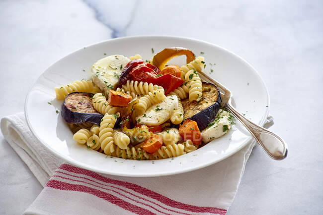 Pasta with vegetables and mozzarella — Stock Photo