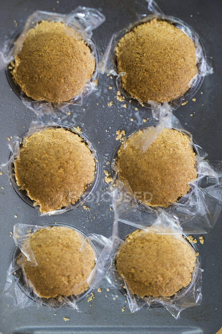 Cheesecake tarts in a muffin tray — Stock Photo