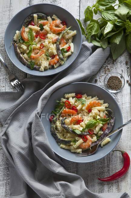 Salad with pasta, prawns, beans, chilis and baby leaf spinach — Stock Photo