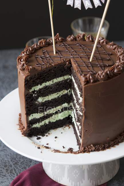 Una torta di compleanno al cioccolato fondente e crema di menta — Foto stock