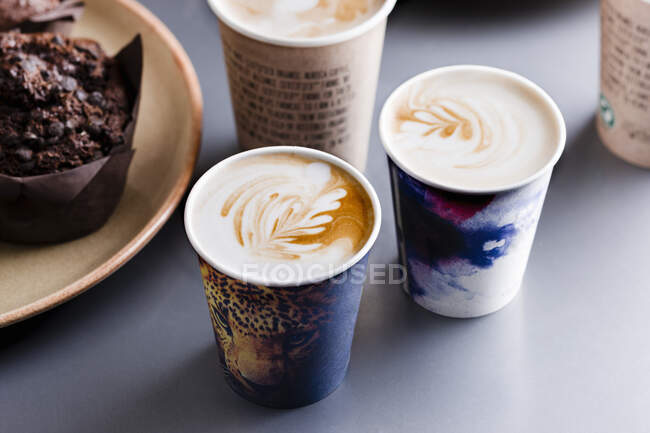 Flat whites in two paper cups (Australia) — Stock Photo