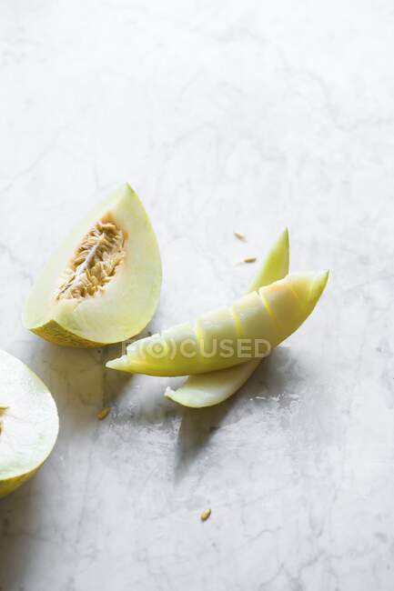Fresh ripe sliced pear on the kitchen — Stock Photo