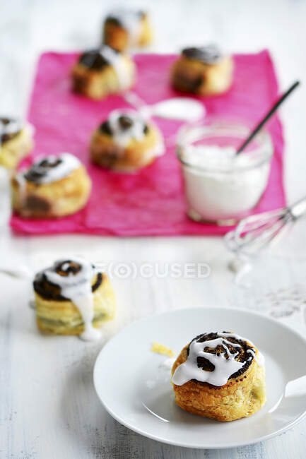 Vegan poppyseed buns with icing — Stock Photo