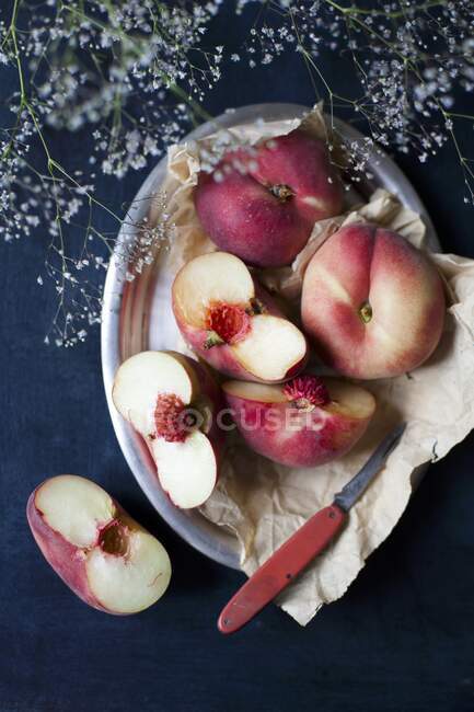Fresh Peaches in Bowl; Slices, Halved and Whole — Stock Photo