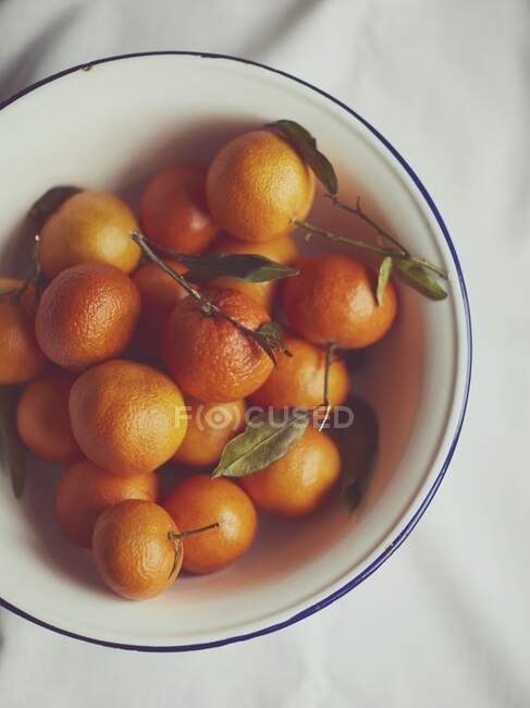 Naranjas en un tazón - foto de stock