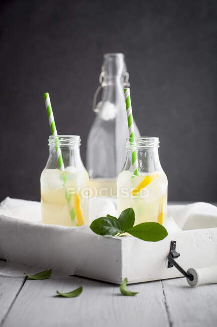 Limonada dietética elaborada con vinagre de manzana, jengibre, limón y miel - foto de stock