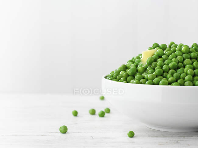 Peas with butter close-up view — Stock Photo