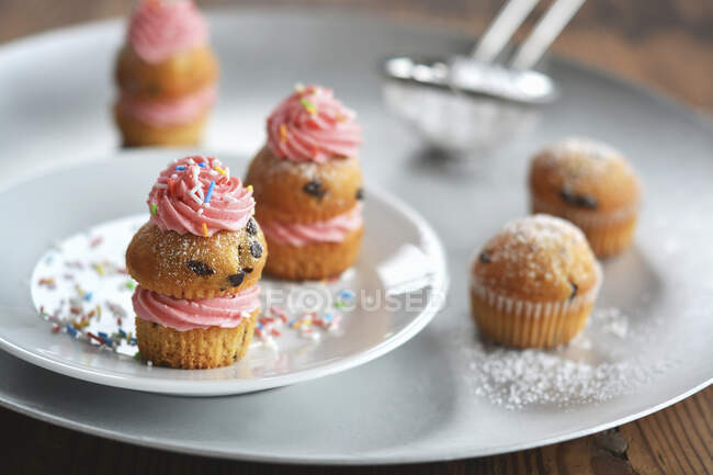 Petits muffins à la crème au beurre, sucre glace et pépites de sucre — Photo de stock