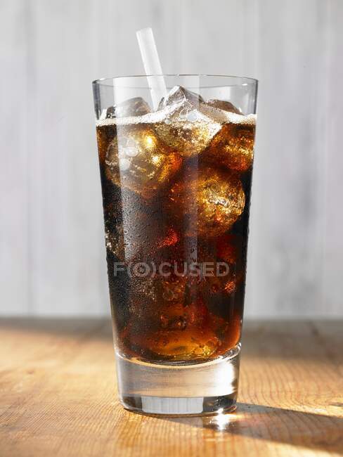 Bevanda fredda alla cola con cubetti di ghiaccio in vetro — Foto stock