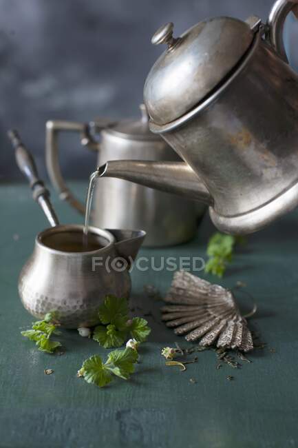 Чайне виготовлення в срібному глечику — стокове фото