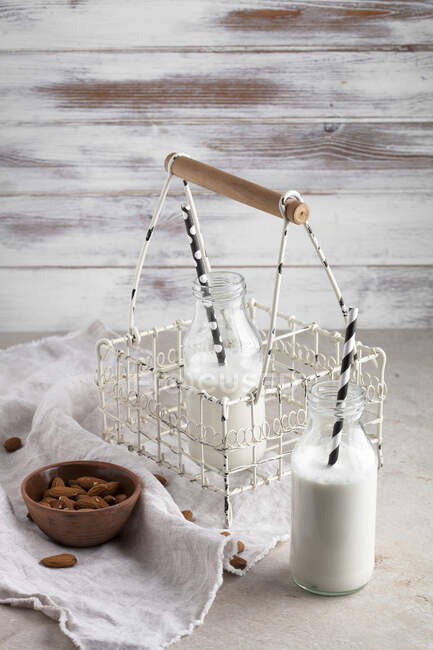 Vista de close-up de leite de amêndoa caseiro — Fotografia de Stock