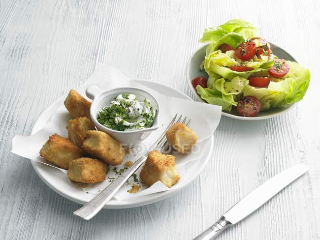 Chicken nuggets with herbs dip and salad — Stock Photo