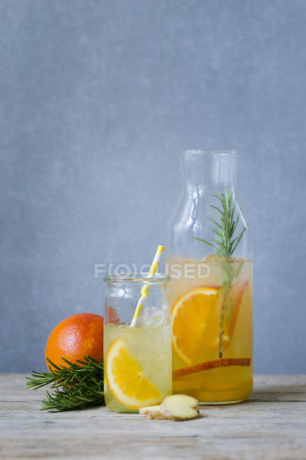 Switchel arancio e zenzero con rosmarino — Foto stock