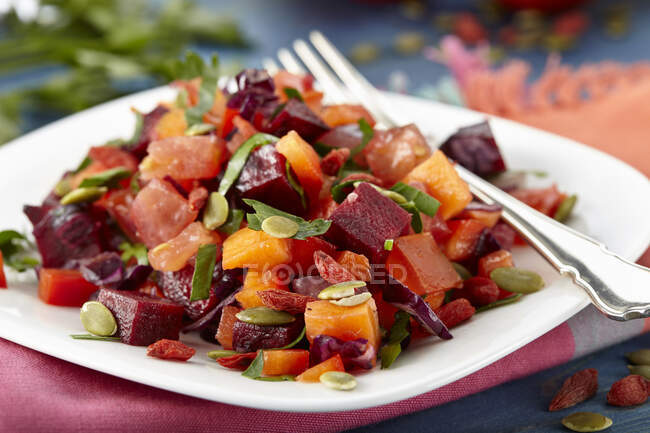 Салат из веганской свеклы с морковью и тыквенными семечками — стоковое фото