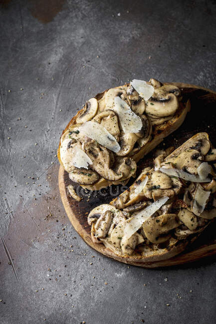 Brushetta open sandwich with mushrooms and parmesan — Stock Photo