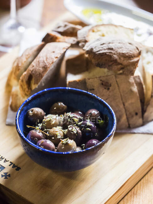 Olives and bread (appetizer, Portugal) — Stock Photo
