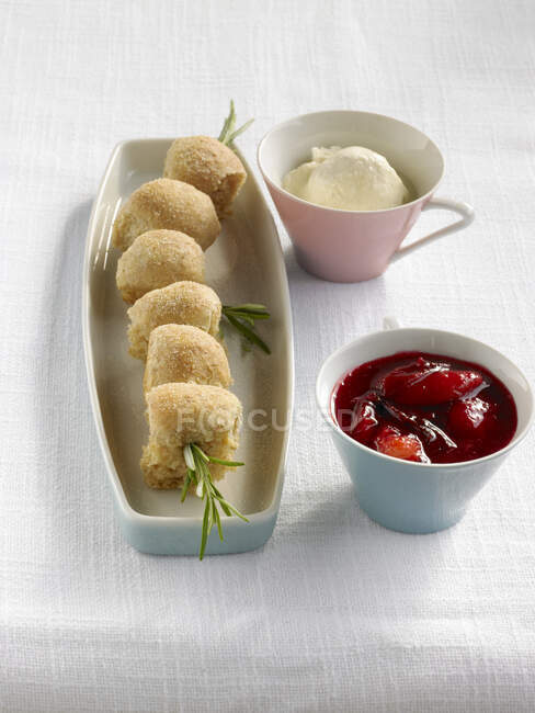 Mini Buchteln (bolinhos de fermento doces assados) com parfait de canela e compota de damson — Fotografia de Stock