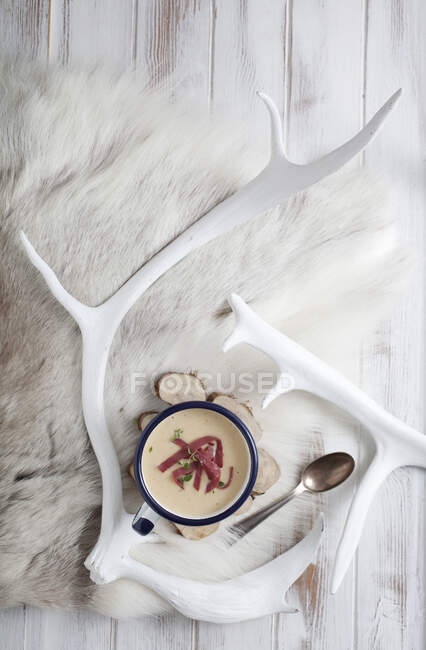 Суп из северного оленя с копченым оленем и тимьяном сверху — стоковое фото