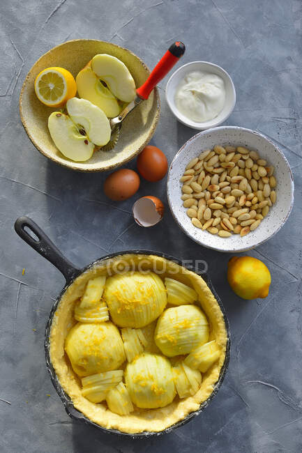 Ingrédients de tarte aux pommes, tarte aux pommes maison aux amandes — Photo de stock
