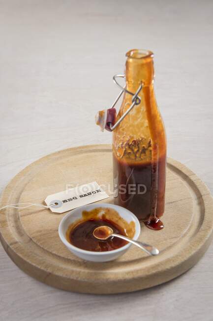 Salsa de barbacoa casera en una botella - foto de stock