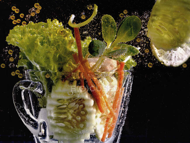 Plan rapproché de délicieuse salade avec gouttes d'huile (Artistique) — Photo de stock