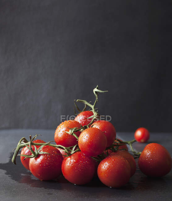 Tomates fraîchement lavées mûries à la vigne en pile — Photo de stock