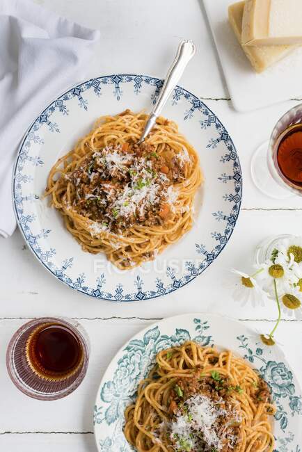 Spaghettis la bolognaise top view — Photo de stock