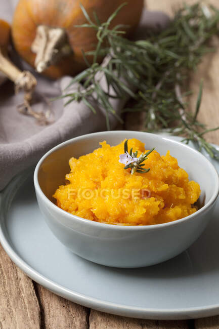 Mashed butternut squash with rosemary — Stock Photo