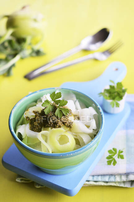 Kohlrabi tagliatelle with pesto and fresh herbs — Stock Photo