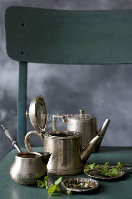 Серебряные чайники для приготовления чая — стоковое фото