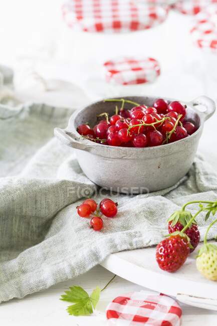 Currants and strawberries in a preserving bowl — Stock Photo