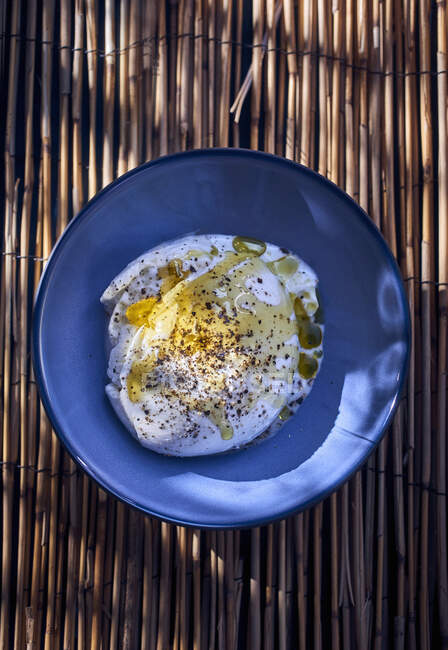 Burrata with olive oil and freshly ground pepper — Stock Photo