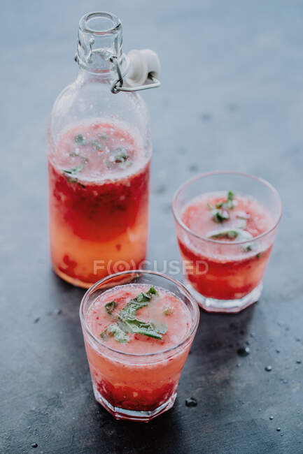 Lemonade made from fresh strawberries, mint and ice cream — Stock Photo
