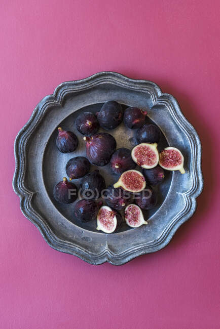Figs on plate close-up view — Stock Photo