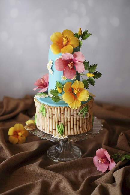 Gâteau hawaïen décoré de fleurs — Photo de stock