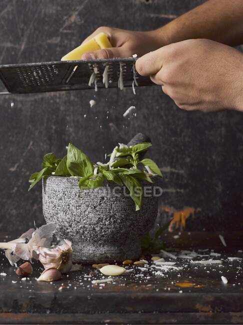 Pesto de manjericão fresco com parmesão — Fotografia de Stock