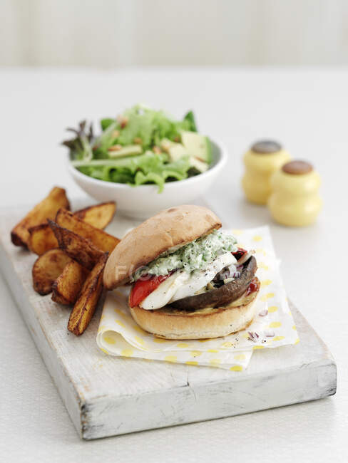 Un hamburger aux champignons avec chips et salade — Photo de stock