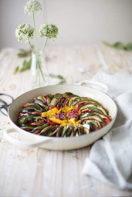 Frischer Salat mit Gemüse und Kräutern — Stockfoto