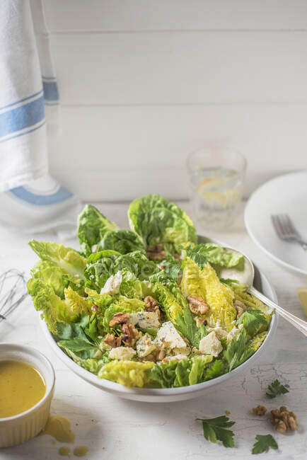 Blue cheese, walnut and parsley salad with mustard dressing — Stock Photo