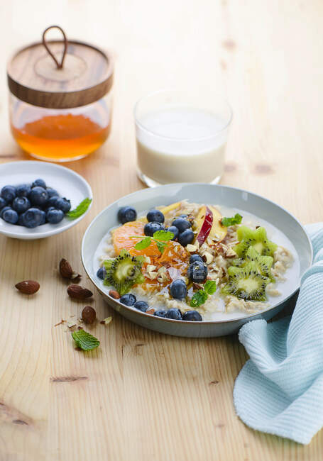 Porridge con frutta fresca — Foto stock
