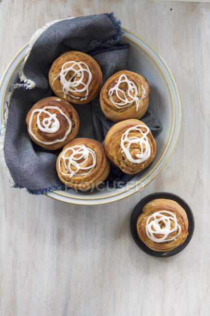 Apple and cinnamon buns with icing — Stock Photo