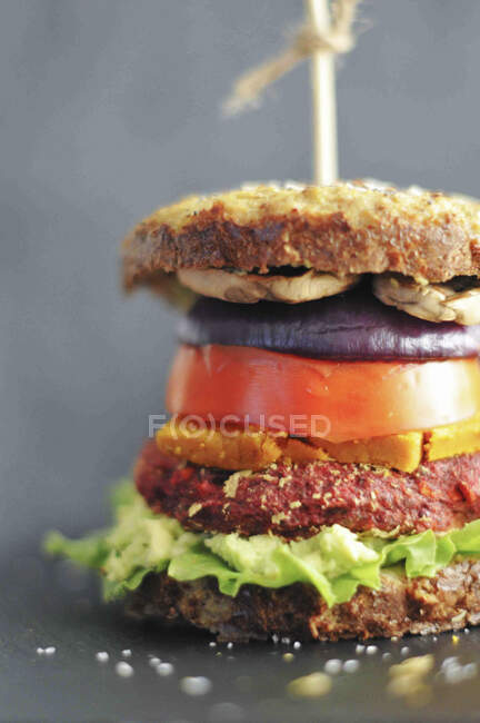 Primer plano de deliciosa hamburguesa vegetariana - foto de stock