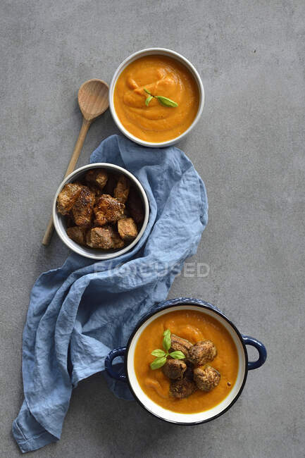 Sopa de calabaza al curry con pollo en especias - foto de stock