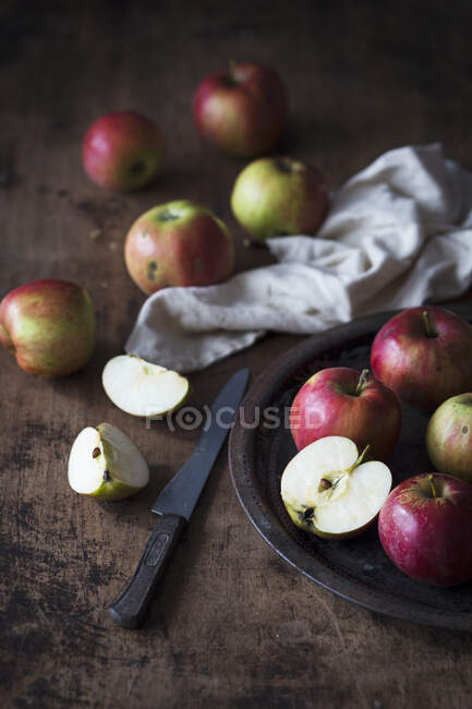 Manzanas sobre una superficie de madera oscura - foto de stock