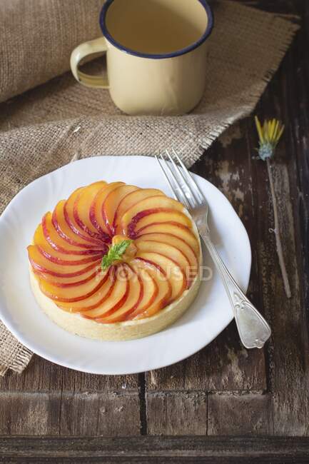 Персиковий пиріг на білій тарілці — стокове фото