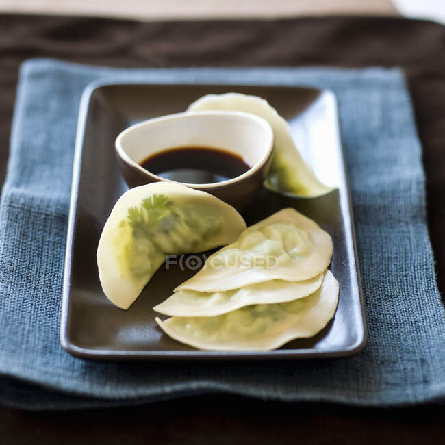 Wontons filled with edamame and soy sauce — Stock Photo