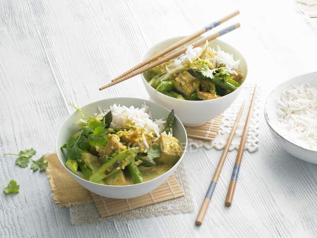 Yellow curry with tofu and green asparagus — Stock Photo