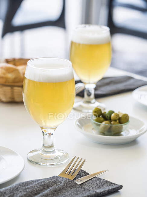 Clara (cerveza de limón) servida en España - foto de stock