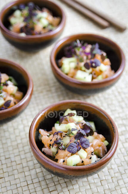Ceviche de saumon et thon frais aux graines de sésame et aux herbes — Photo de stock